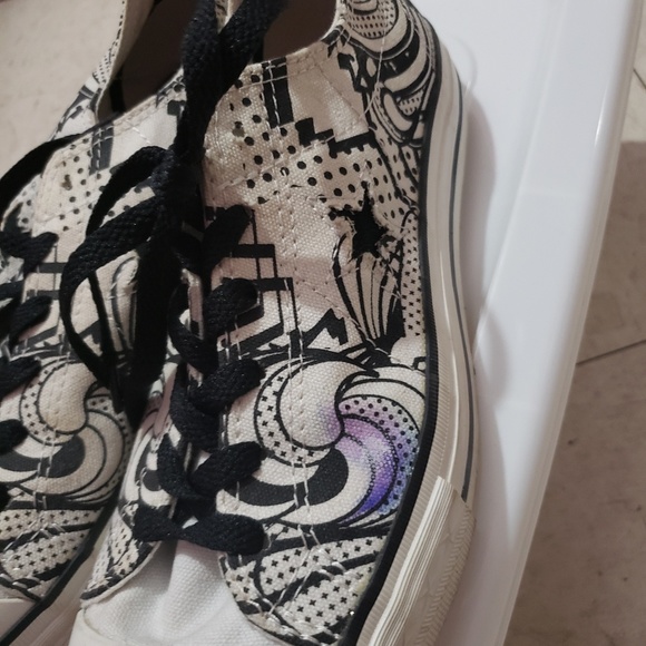 ♡♡USED♡♡ Snazzy Converse - Picture 2 of 3